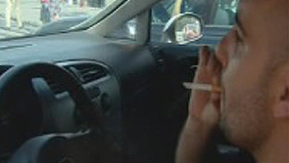 Casi el 80 % de los conductores vería bien prohibir el tabaco en el coche