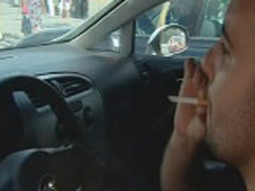 Casi el 80 % de los conductores vería bien prohibir el tabaco en el coche