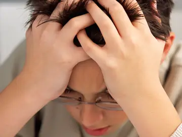 Joven padeciendo migrañas Joven padeciendo migrañas