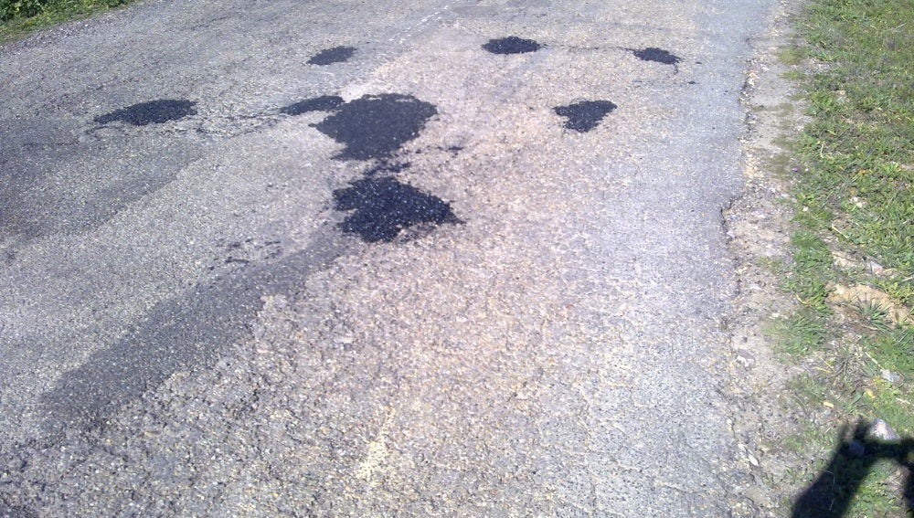 CM417. asfalto con desperfectos