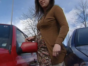 Una embarazada saliendo de su vehículo