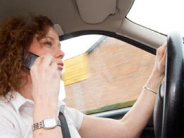 Una conductora habla por el móvil