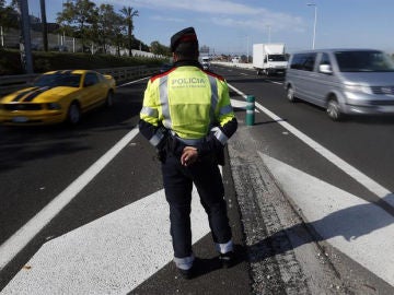 Un mosso controla una carretera de Barcelona