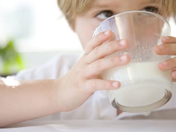 Niño bebiendo leche