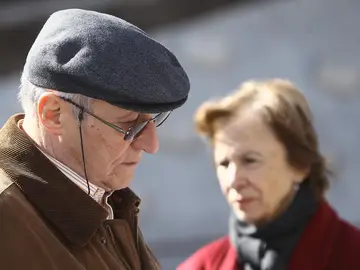 Dos ancianos en la calle Dos ancianos en la calle