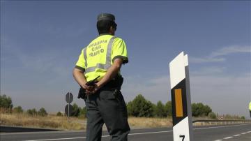 Un agente de la Guardia Civil en una campaña de control de tráfico Un agente de la Guardia Civil en una campaña de control de tráfico