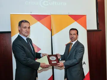 El presidente de la FAP, Sergio Arranz, entrega la Medalla de la FAP al consejero delegado de Atresmedia, Silvio González El presidente de la FAP, Sergio Arranz, entrega la Medalla de la FAP al consejero delegado de Atresmedia, Silvio González