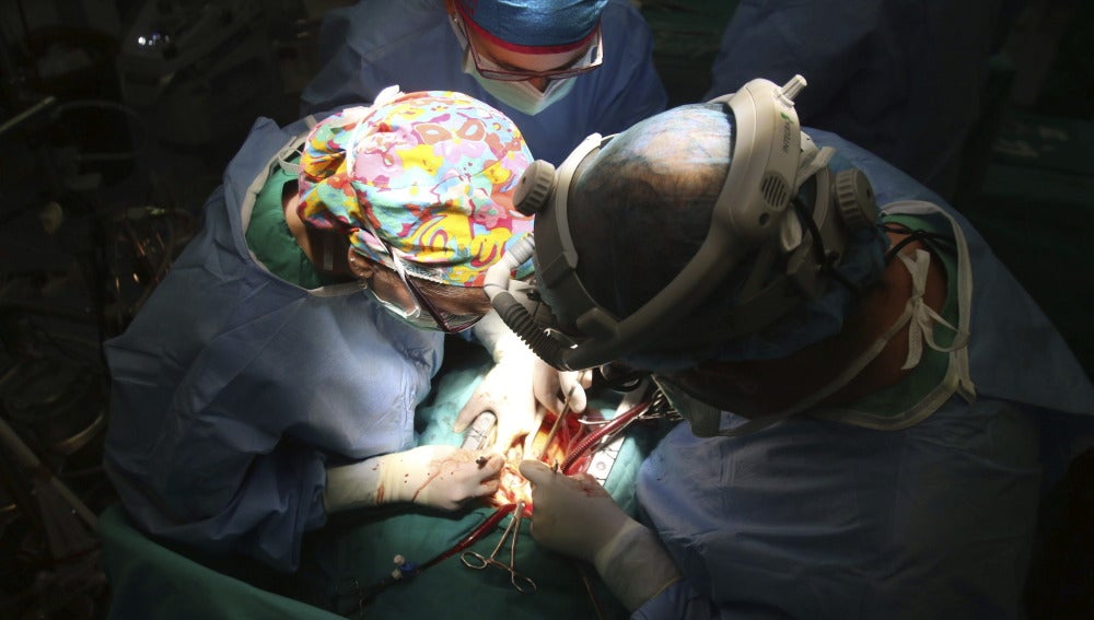 Imagen de un quirófano durante un trasplante de corazón