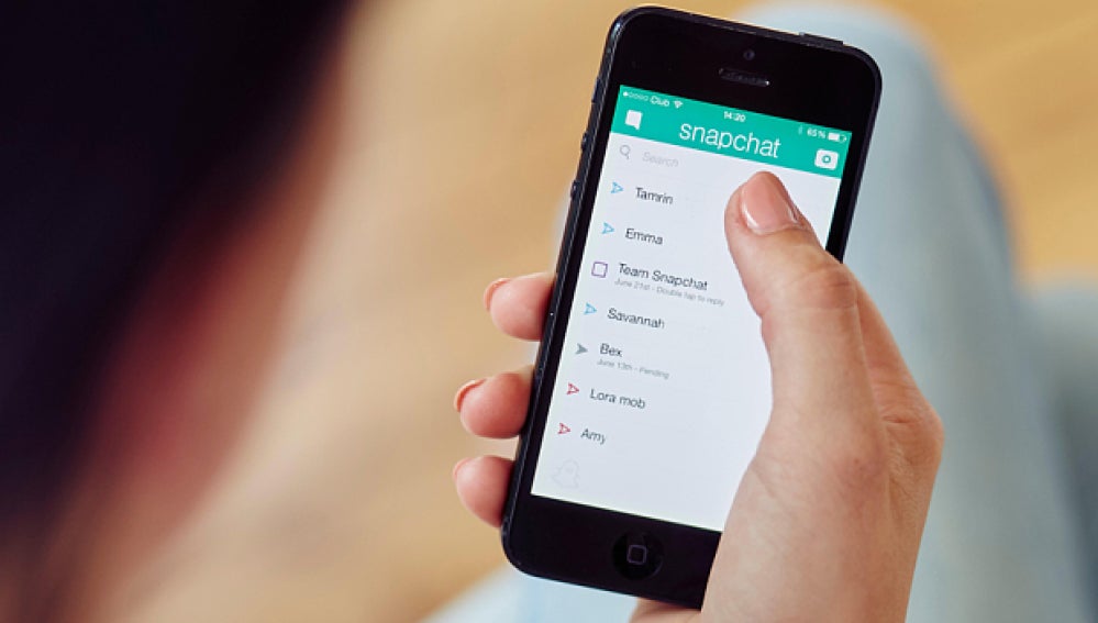 Una mujer utilizando 'Snapchat'