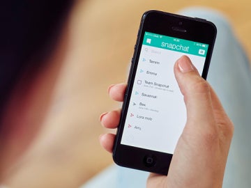 Una mujer utilizando 'Snapchat' Una mujer utilizando 'Snapchat'