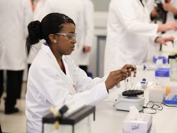 Una investigadora en un laboratorio