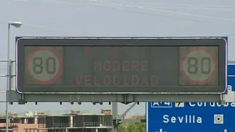 Panel que expone las matrículas con exceso de velocidad Panel que expone las matrículas con exceso de velocidad