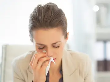 Mujer con catarro Mujer con catarro