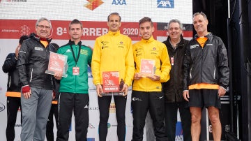 Los ganadores de la categoría 10KM de la #CarreraPonleFreno reciben su premios