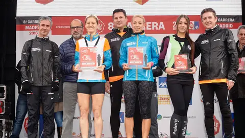 Entrega de premios a las ganadoras en la categoría de 10 KM 8ª carrera Ponle Freno