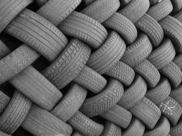 Neumáticos de caucho amontonados