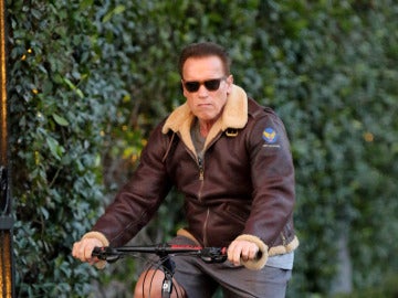 Arnold Schwarzenegger paseando en bici