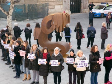 Polémica en Zaragoza por una escultura que no representa a las supervivientes 