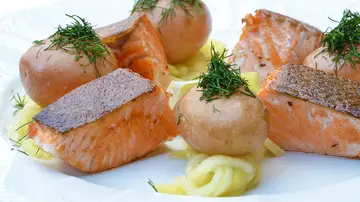El salmón es una fuente de ácidos grasos omega 3 El salmón es una fuente de ácidos grasos omega 3