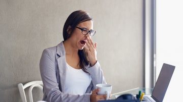Una mujer bostezando