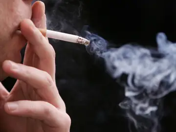 Una persona fumando Una persona fumando
