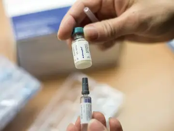 Una enfermera sostiene una vacuna Una enfermera sostiene una vacuna