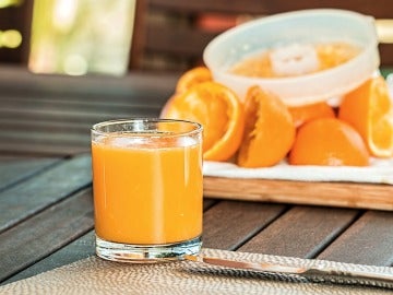 ¿Consumir fruta entera o beberla en zumo es igual de sano?