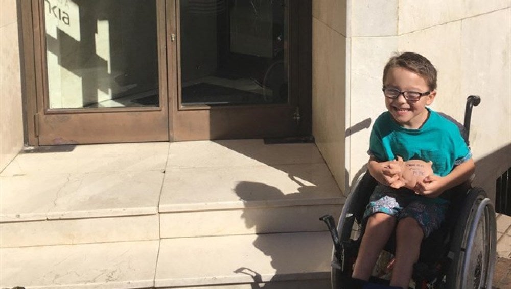 Un niño de cinco años, con parálisis, dona sus ahorros a otro que padece una enfermedad rara