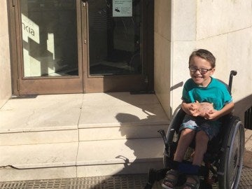 Un niño de cinco años, con parálisis, dona sus ahorros a otro que padece una enfermedad rara