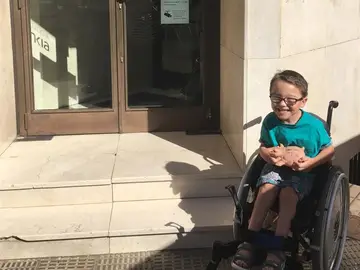 Un niño de cinco años, con parálisis, dona sus ahorros a otro que padece una enfermedad rara Un niño de cinco años, con parálisis, dona sus ahorros a otro que padece una enfermedad rara