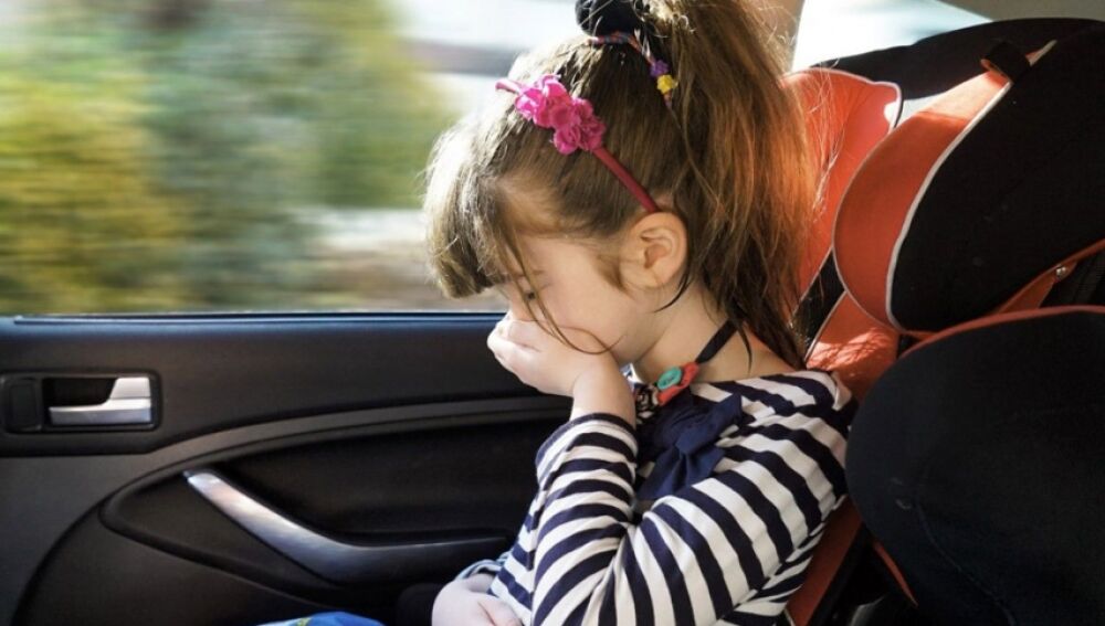 Consejos para evitar los mareos de los peques en el coche