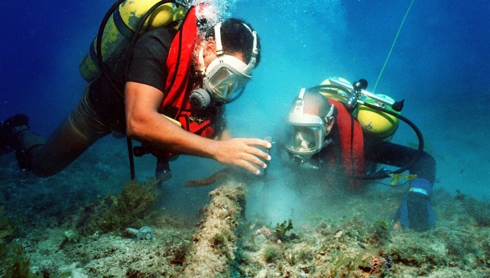 Más de 100 buceadores limpian el fondo marino de la Malvarrosa