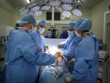 Cirujanos en un quirófano