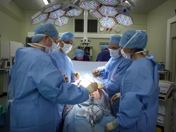 Cirujanos en un quirófano Cirujanos en un quirófano