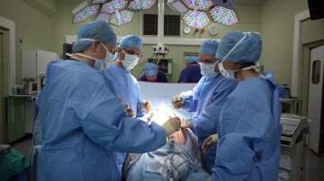 Cirujanos en un quirófano Cirujanos en un quirófano