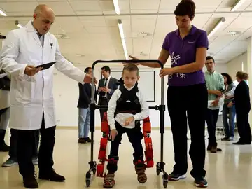 Jens, un niño de 5 años, usa el primer y único exoesqueleto pediátrico portable del mundo Jens, un niño de 5 años, usa el primer y único exoesqueleto pediátrico portable del mundo