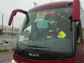 Autobús de transporte escolar que conducía el hombre que ha dado positivo por cocaína