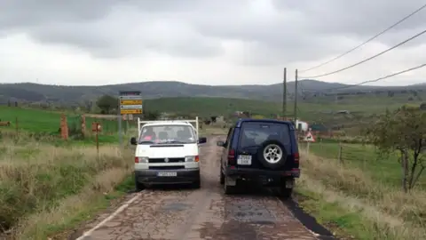 Carretera CR-5021 (tramo Cabezarrubias del Puerto-Brazatortas) insegura y en mal estado. Esta vía que arranca del Puerto de Mestanza tiene en su trazado hasta Cabezarrubias del Puerto un ancho de rodadura de seis metros y hasta Brazatortas donde finaliza casi la mitad, lo que dificulta el cruce de vehículos pesados y el consiguiente riesgo porque los arcenes no están preparados para el paso de estos vehículos, como camiones de reparto de pienso y carga de ganado ovino y bovino de Alcudia, camiones articulados que trasladan el ganado Trashumante. Tiene un firme muy irregular, curvas de baja visibilidad y anchura insuficiente como se demuestra en la foto adjuntada.