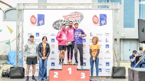 Los ganadores de la categoría de 5 kilómetros, Aday Salvador (primero), Juanje Díaz (segundo) y Aitor Díaz (tercero) recogen el premio de la CARRERA PONLE FRENO 2017 en Las Palmas de Gran Canaria recogen su premio de manos de (de izquierda a derecha) Augusto Hidalgo, alcalde del Ayuntamiento de Las Palmas de Gran Canaria, Vidina Espino, responsable de Informativos Antena 3 Canarias y Esther Acebo (actriz de la serie ‘La Casa de Papel’. Modalidad 5 Km Masculino