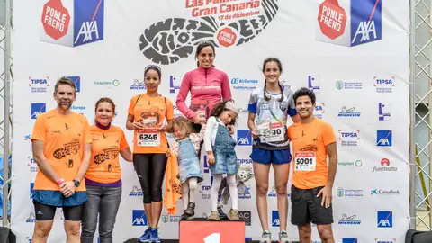 Las ganadoras de la prueba de 5 kilómetros han sido Amaya Sanfabio (primera), Jhime Ruiz (segunda) y Áida González (tercera) reciben su premio de manos de José Pérez, Director TIPSA Las Palmas de Gran Canaria, Ruth Casillas, gerente del Centro Comercial El Muelle y Daniel Lunch (actor de la serie ‘Tiempos de Guerra’). Clasificaciones Femenino 5Km