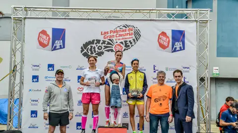 Tamara Sanfabio (primera), Kerstin Engelmann-Pilger (segunda) y Nicoletta De Cecco (tercera) recogen los premios de la mano de Augusto Hidalgo, alcalde de Las Palmas de Gran Canaria, Augusto Hidalgo, alcalde del Ayuntamiento de Las Palmas de Gran Canaria, y Pedro Alonso, actor de la serie ‘La Casa de Papel’. Clasificaciones 10Km femenino
