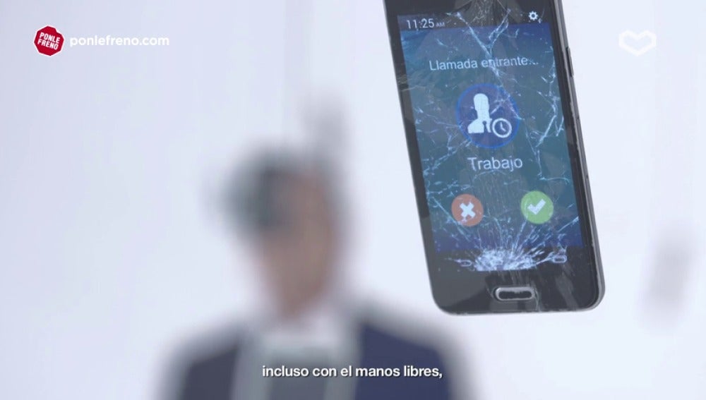 Carlos Sainz: "Usar el móvil mientras conduces te puede destrozar la vida, ¿lo coges?"