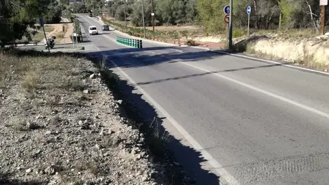 PASO A PEATONES CON NULA VISIBILIDAD Justo antes de llegar a la urbanización La Cañada, en Valencia, se encuentra un paso de peatones en forma de badén el cual apenas es visible tanto por el deterioro de la pintura, como por su deficiente señalización y el cambio de rasante en el que se encuentra, lo que hace que al ir en dirección a la urbanización desde la autovía, en pendiente en descenso, la encuentres de golpe.