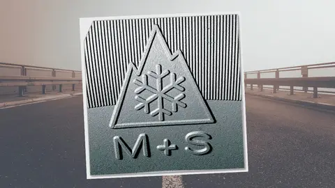 El pictograma 3PMSF consiste en una montaña de tres picos con el símbolo de un copo de nieve en el centro El pictograma 3PMSF consiste en una montaña de tres picos con el símbolo de un copo de nieve en el centro