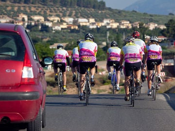 Grupo-ciclistas-adelantamiento.jpg