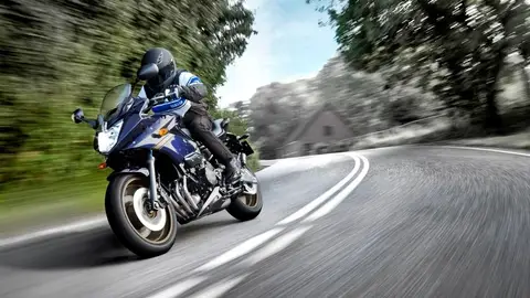 Una motocicleta circula por una carretera. Una motocicleta circula por una carretera.