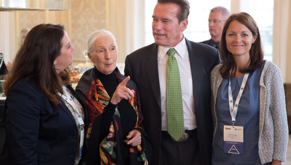  Arnold Schwarzenegger, la antropóloga Jane Goodal y la directora ejecutiva del Instituto Jane Goodal, Diana Leizinger en la Cumbre Mundial R20