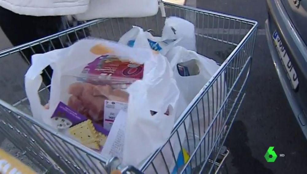 El BOE publica la ley que obliga a los supermercados a cobrar sus bolsas de plástico