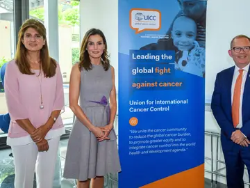 La reina Letizia, la princesa Dina Mired de Jordania, y el director ejecutivo de la UICC, Cary Adams La reina Letizia, la princesa Dina Mired de Jordania, y el director ejecutivo de la UICC, Cary Adams