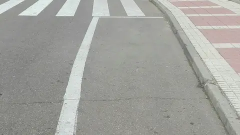 Paso de peatones Durante la conducción es primordial tener un buen campo de visión de calzada y alrededores, por ello y para evitar atropellos en pasos de peatones, sería preciso prohibir la parada y estacionamiento mínimo 5 metros antes del mismo, en el sentido de la marcha.